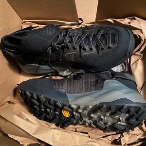 9.5 women’s Hoka One trail shoe. NWT.